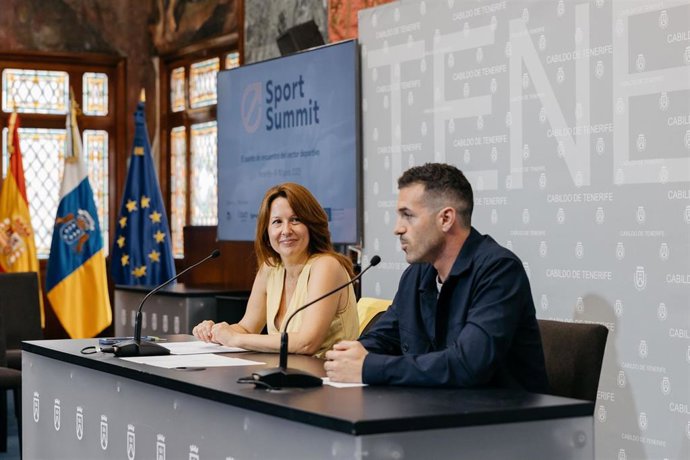 La consejera insular de Deportes en funciones, Concepción Rivero, y el director de Lava Sports Group, Víktor Rodríguez