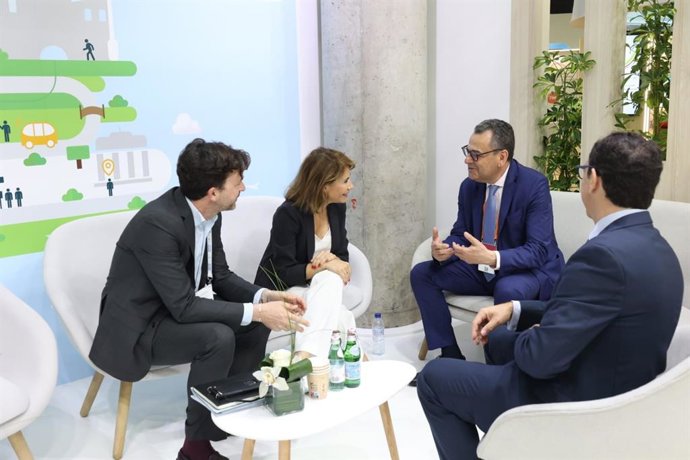 Raquel Sánchez i Mohamed Mezghani en una reunió en el marc del Global Public Transport Summit