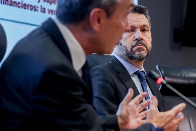 El presidente de la Comisión Nacional del Mercado de Valores (CNMV), Rodrigo Buenaventura, imparte la conferencia Regulación de mercados de valores y el papel del supervisor, en la Cátedra de la Fundación "la Caixa" en el Auditorio "la Caixa, a 29 de