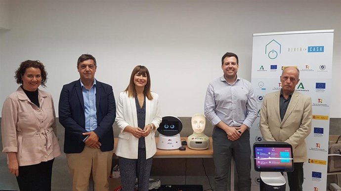 Especialistas nacionales y autonómicos han debatido en el salón de grados de la Facultad de Estudios Sociales y del Trabajo de la UMA sobre innovación social y tecnológica para impulsar un cambio de modelo de atención domiciliaria.