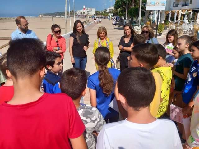 Isabel Paredes con alumnos del CEIP Juan XXIII de Barbate.