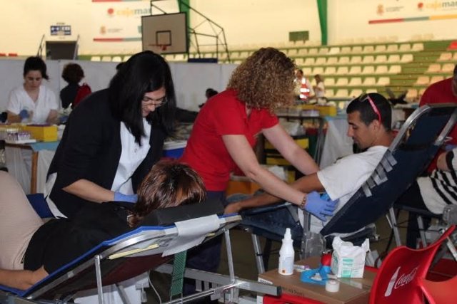 Archivo - El Centro de Área de Transfusión Sanguínea de Almería efectúa una macrocolecta.
