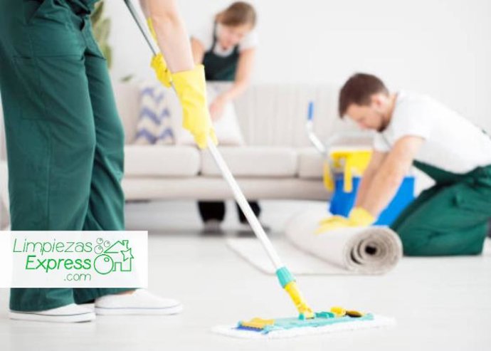 Profesionales de Limpiezas Express realizan limpieza de vivienda.
