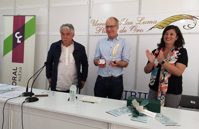 Pello Unzurrunzaga recoge el Premio Pluma de Oro de la Feria del Libro de Bilbao 2023 a la editorial Itxaropena