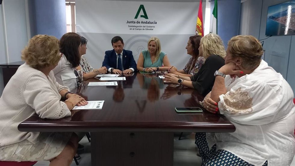 La delegada territorial de Salud y Consumo, Eva Pajares, mantiene una reunión con representantes de las tres asociaciones de Fibromialgia y Síndrome de Fatiga Crónica del Campo de Gibraltar
