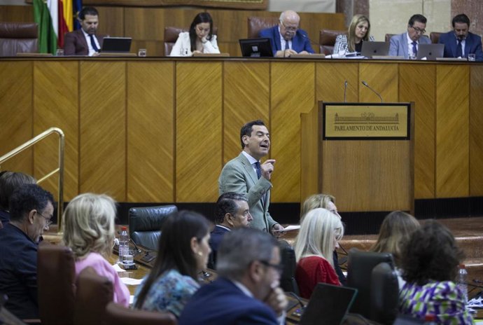 El presidente de la Junta de Andalucía, Juanma Moreno (c), en una sesión de control al Gobierno andaluz en el Pleno del Parlamento.