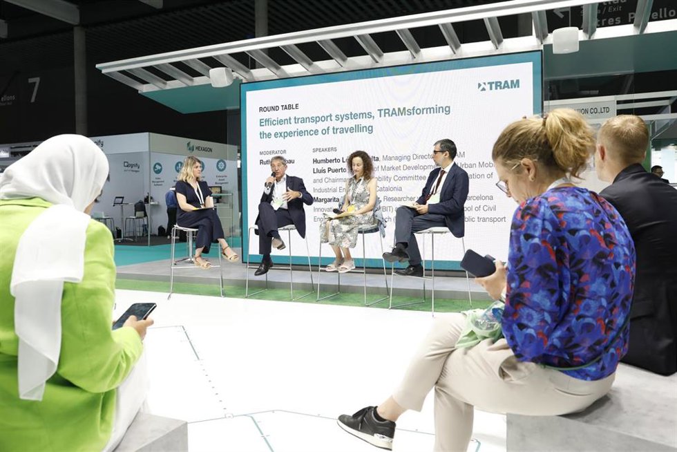 Mesa redonda de Tram con expertos en movilidad urbana en el marco del Global Public Transport Summit.