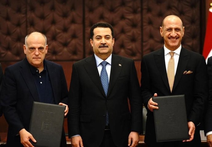 Mohamed Shia al Sudani, primer ministro de Iraq; Javier Tebas, presidente de LaLiga; y Adnan Darjal, presidente de la Federación de Fútbol de Irak.
