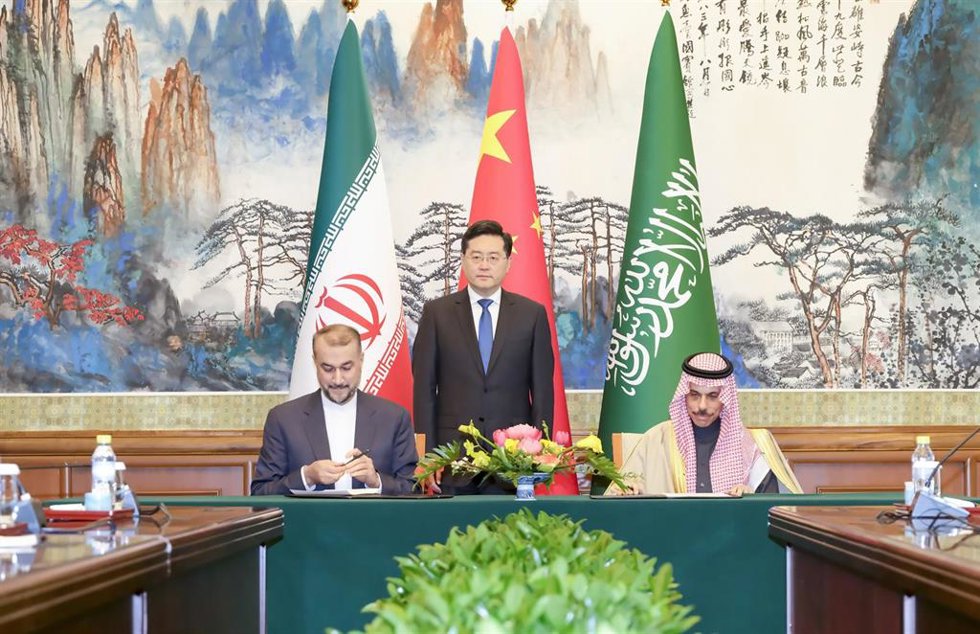 Archivo - Qin Gang, Faisal bin Farhan al Saud y Hosein Amirabdollahian en Pekín