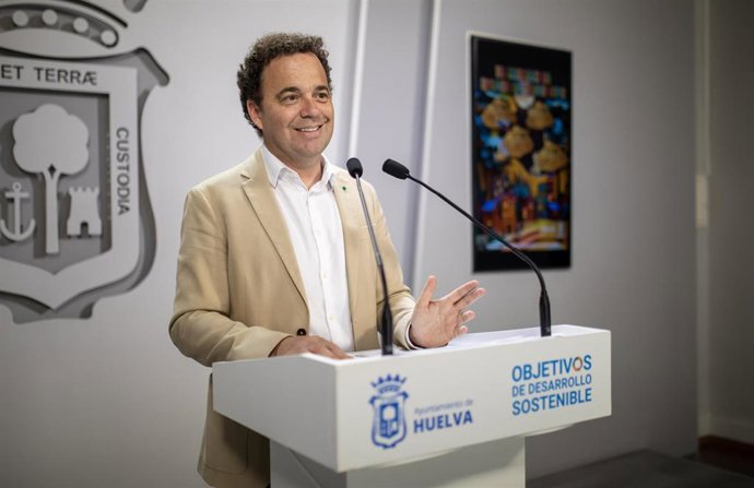 El teniente alcalde de Cultura en funciones del Ayuntamiento de Huelva, Daniel Mantero, este lunes en rueda de prensa.