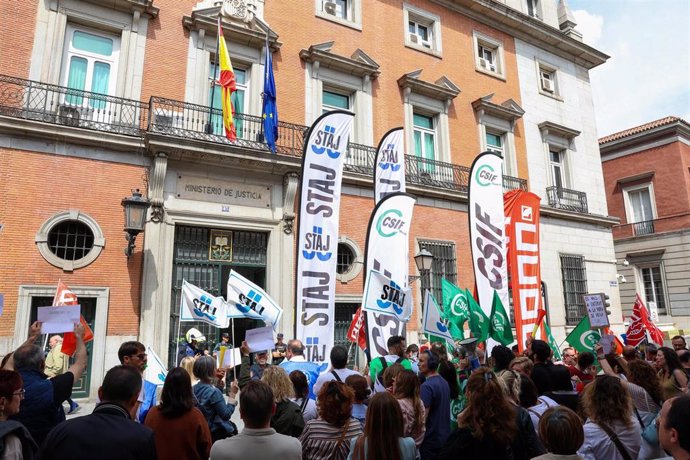 Funcionarios de Justicia durante una concentración frente al Ministerio.