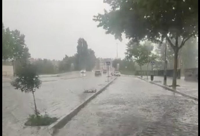 Sucesos.- Las fuertes lluvias provocan inundaciones y balsas de agua en varios punto de Ávila capital