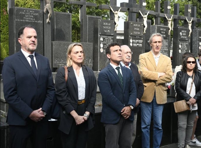 Carlos Iturgaiz, Raquel González y Carlos García en el homenaje al edil del PP de Durango Jesús María Pedrosa, asesinado por ETA hace 23 años.