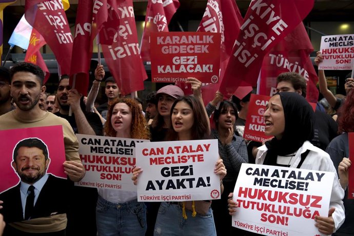 Manifestación para pedir la liberación del activista Can Atalay, preso por las protestas del Parque Gezi de Estambul