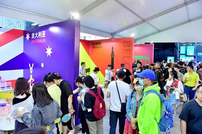 Chengdu residents shop for goods imported via the China-Europe Express