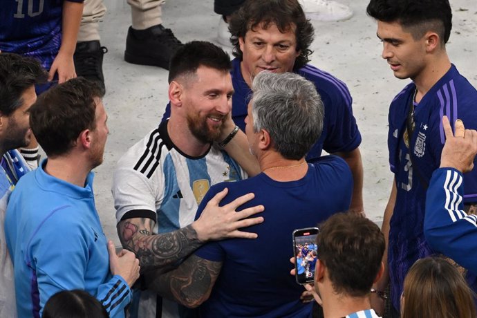 Archivo - 18 December 2022, Qatar, Lusail: Argentina's Lionel Messi celebrates with his father Jorge Messi after Argentina's victory in the FIFA World Cup Qatar 2022 final soccer match against France at the Lusail Stadium. Photo: Robert Michael/dpa