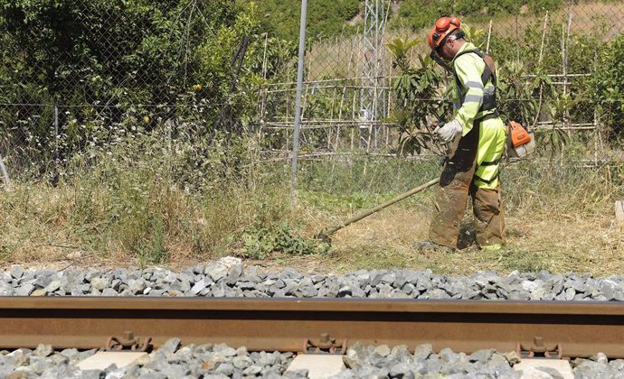 Archivo - Adif reactiva el Plan de Prevención de Incendios en las líneas ferroviarias y sus proximidades