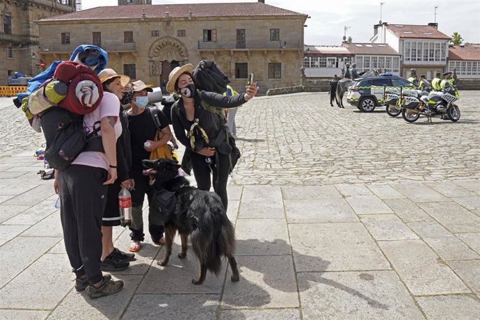 Archivo - Varios peregrinos se toman una foto, a su llegada a la Catedral de Santiago, durante la presentación del dispositivo de seguridad establecido para el Año Santo Xacobeo en la plaza del Obradoiro, a 27 de mayo de 2021, en Santiago de Compostela.