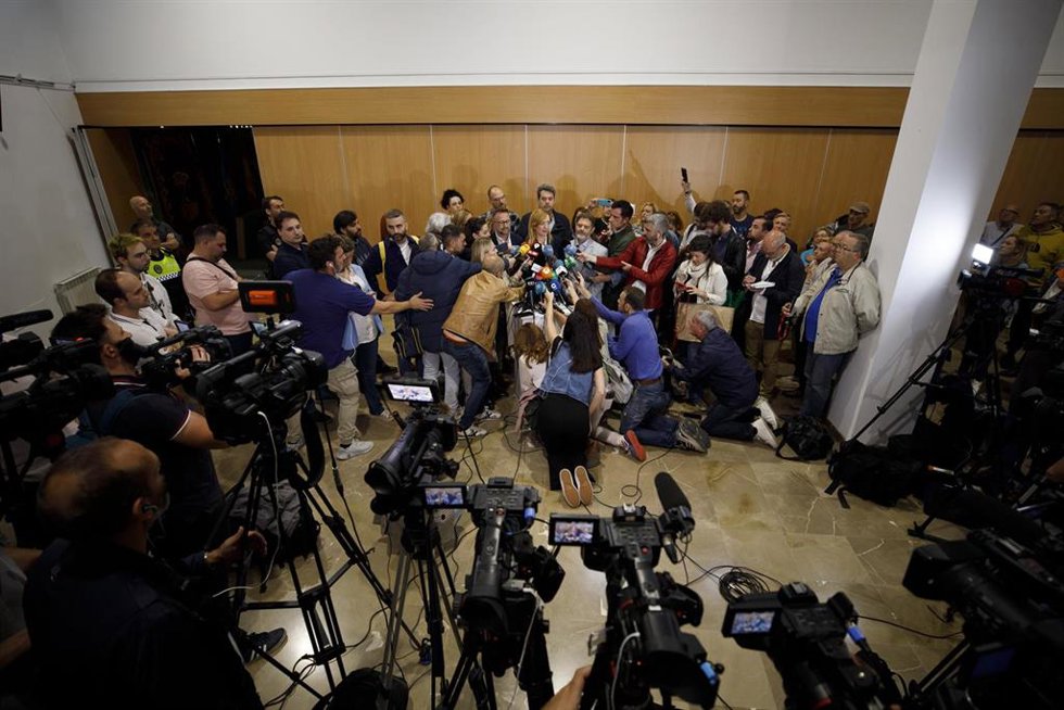 La alcaldesa de Maracena, Berta Linares, atendiendo a los medios tras levantarse el secreto de sumario por el caso del secuestro de la concejal socialista de Maracena Vanessa Romero. Archivo.