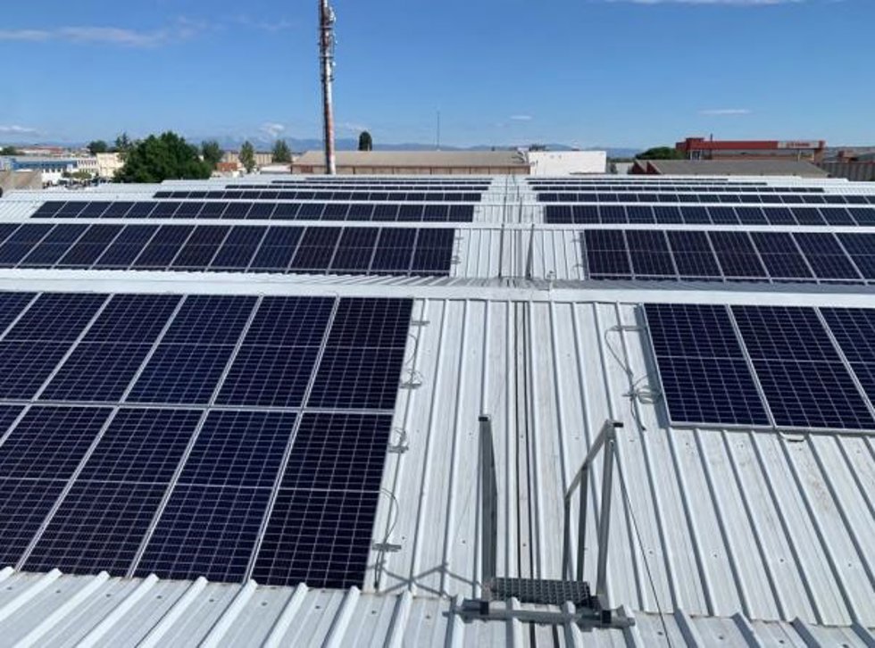 Archivo - Paneles solares en instalaciones de Orange