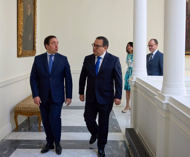 El ministro de Asuntos Exteriores, José Manuel Albares, y el primer ministro de Perú, Alberto Otárola, durante su reunión en Madrid