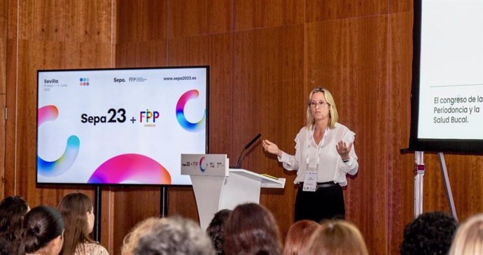 Ana Echeverría, Máster en Periodoncia e Implantes (Universidad Complutense de Madrid), en una sesión del Congreso de la Periodoncia y la Salud Bucal.