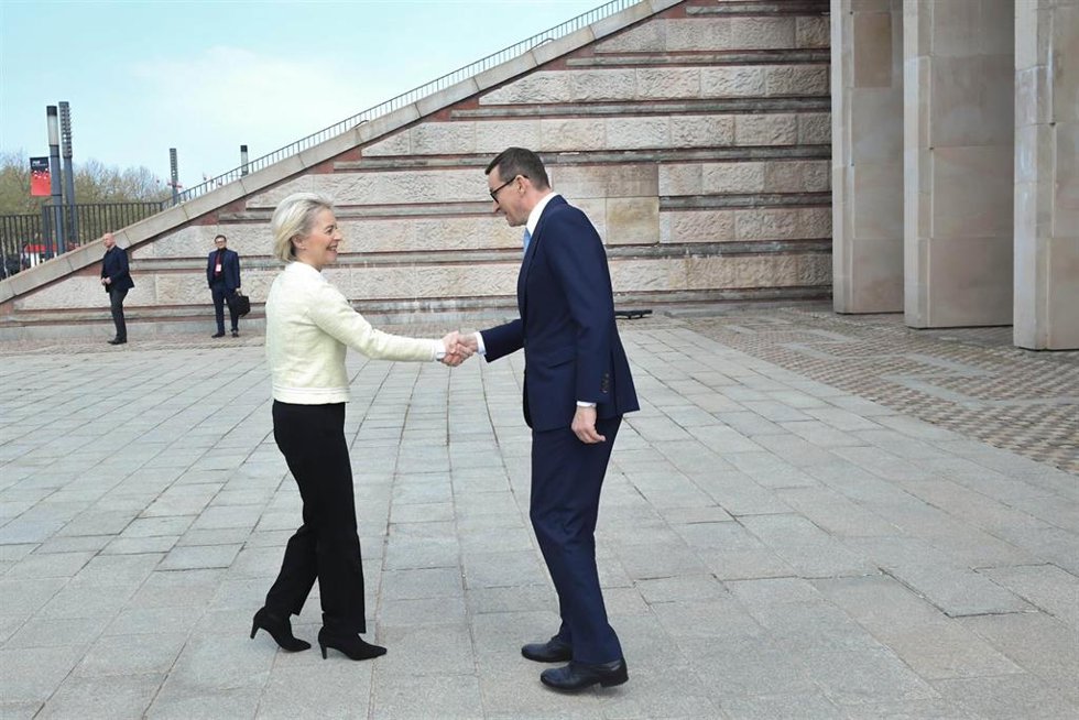Archivo - Saludo entre la presidenta de la Comisión Europea, Ursula Von der Leyen, y el primer ministro de Polonia, Mateusz Morawiecki