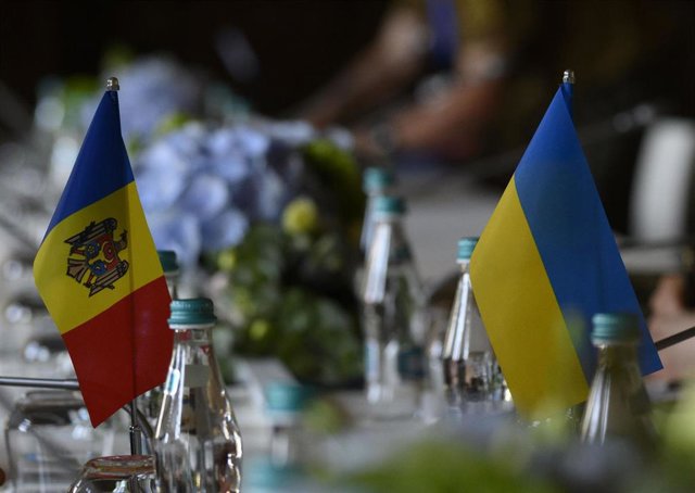Banderas de Moldavia y Ucrania