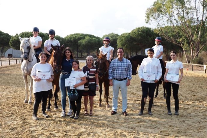 Entrega de diplomas a los alumnos del Taller Municipal de Equitación de Palos de la Frontera (Huelva).