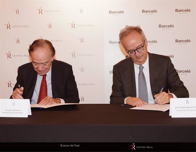 A la izquierda de la imagen, Gregorio Marañón, presidente del Teatro Real, y a la derecha, Simón Pedro Barceló, copresidente de Grupo Barceló, durante la firma del acuerdo por el que el  Grupo se incorpora como nuevo mecenas