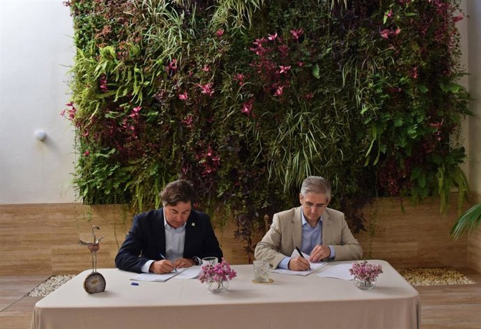El presidente de Ecovalia, Álvaro Barrera (izda.) y el CEO del espacio de Torrijos, Juan Salado Soto, firman el convenio.