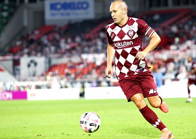 Archivo - Andrés Iniesta jugando con el Vissel Kobe