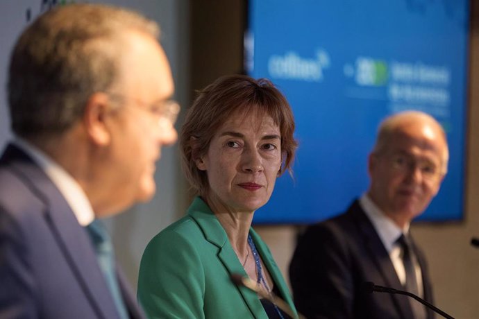 (I-D) El exconsejero delegado de Cellnex, Tobías Martínez; la presidenta de Cellnex, Anne Bouverot, y el dir. de Asuntos Corporativos de Cellnex, Toni Brunet, en un encuentro con los medios antes de su junta general, a 1 de junio de 2023, en Madrid.