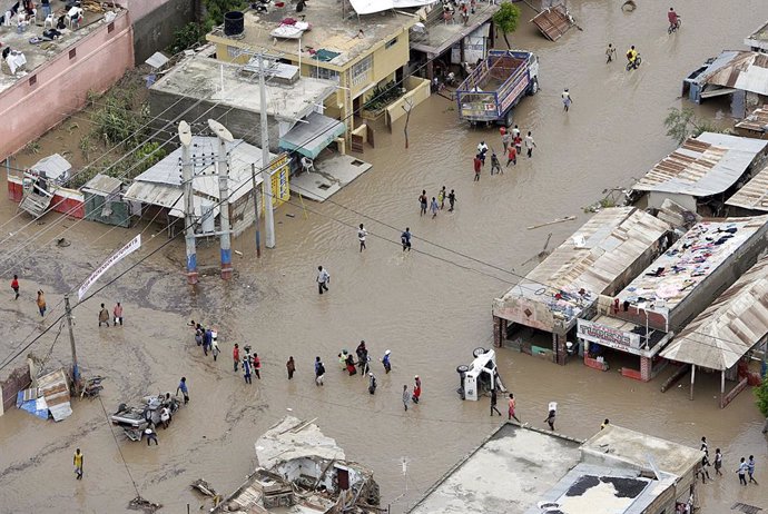 Archivo - Sept. 4, 2008 - Residents of Gonaives, Haiti, walk along the flooded streets just days after several storms/hurricanes recently hit the country including tropical storm Hanna, September 4, 2008. (Patrick Farrell/Miami Herald/MCT)