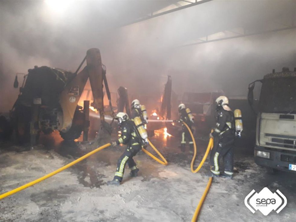 Incendio en una nave municipal en Siero.