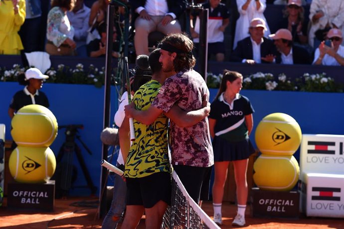 Archivo - Carlos Alcaraz y Stefanos Tsitsipas tras la final del Barcelona Open Banc Sabadell-Trofeo Conde de Godó 2023