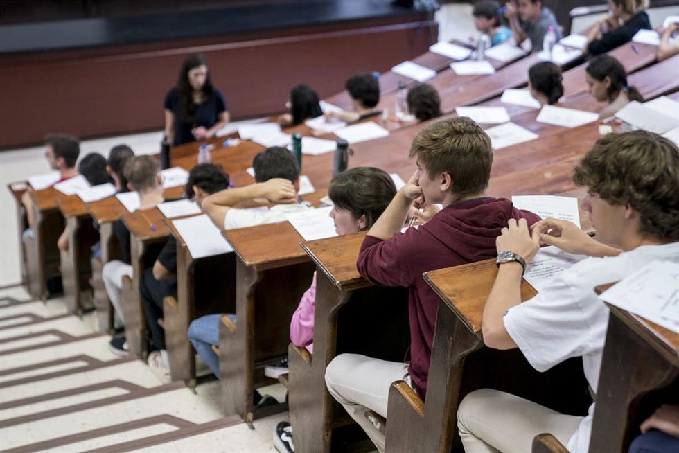 Varios alumnos antes de comenzar uno de los exámenes de las pruebas de acceso a la universidad 2023 en la Facultad de Farmacia de la Universidad Complutense (UCM), a 5 de junio de 2023, en Madrid (España)