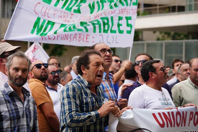 Ganaderos asaltan la Delegación de la Junta en Salamanca con cargas policiales y altercados
