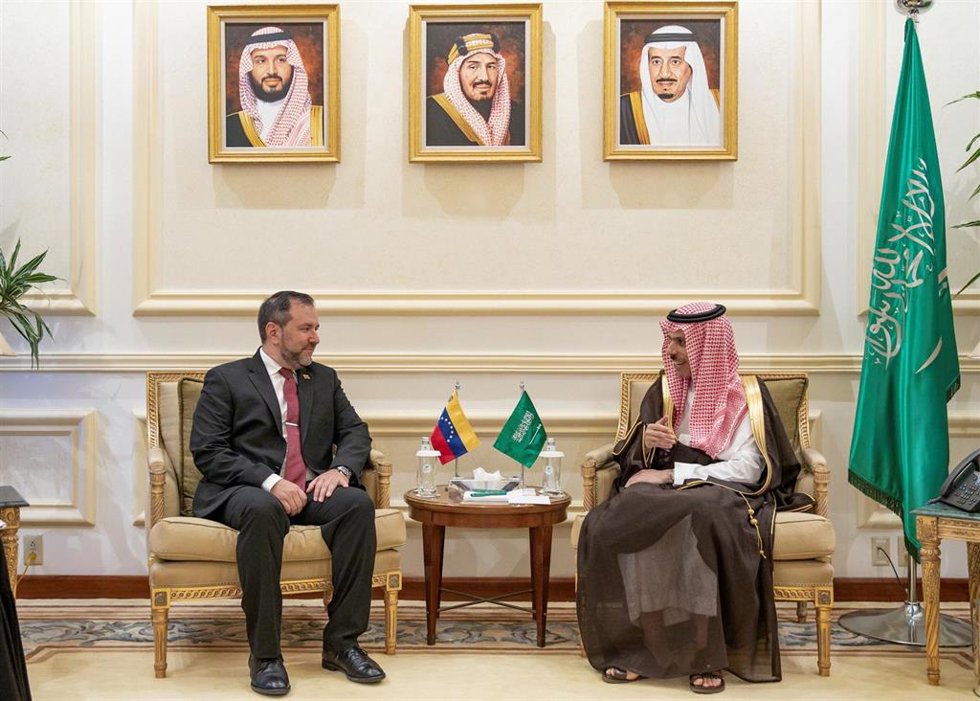 El ministro de Exteriores de Venezuela, Yván Gil, y su homólogo saudí, Faisal bin Farhán