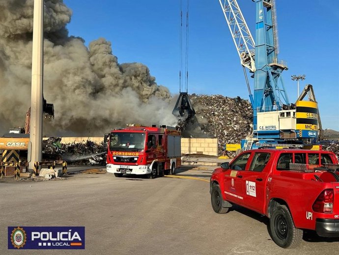 La Policía pide precaución a los vecinos tras un aparatoso incendio de residuos en el Puerto de Motril