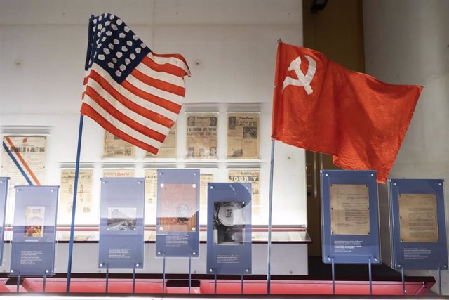 Archivo - Banderas de Estados Unidos y de la Unión Soviética