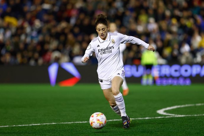 Archivo - La delantera Esther González durante un partido con el Real Madrid