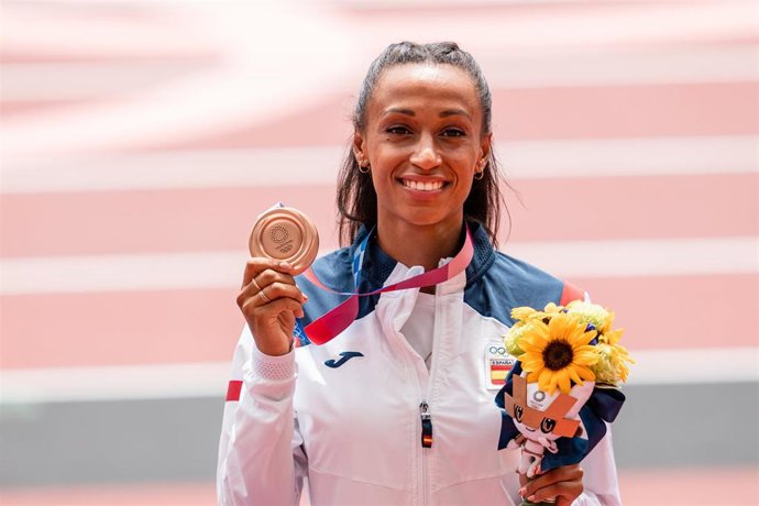 Archivo - Ana Peleteiro posa con la medalla de bronce en el triple salto de los Juegos Olímpicos de Tokio de 2021