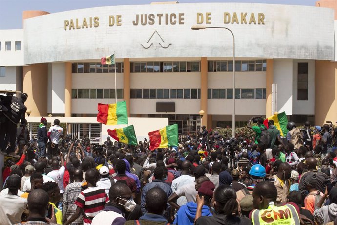 Archivo - Imagen de archivo de simpatizantes del líder opositor Ousmane Sonko frente al Palacio de Justicia de Dakar, Senegal