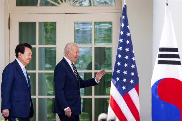 Archivo - El presidente de Corea del Sur, Yoon Suk Yeol, y su homólogo estadounidense, Joe Biden, en la Casa Blanca