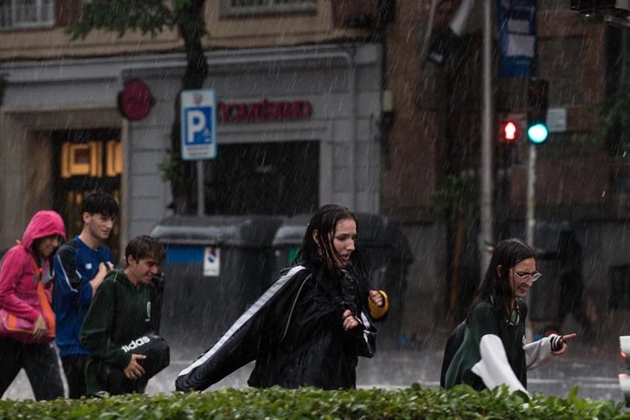 Varias personas caminan bajo la lluvia, a 29 de mayo de 2023, en Madrid (España). 