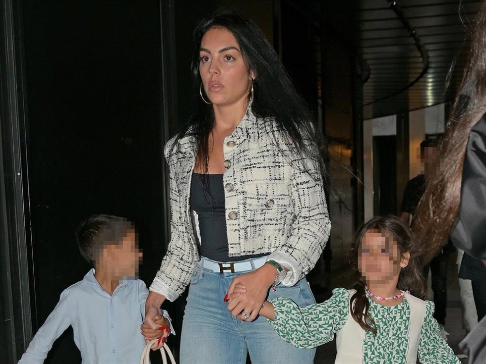 Georgina Rodríguez con sus hijos Eva y Mateo