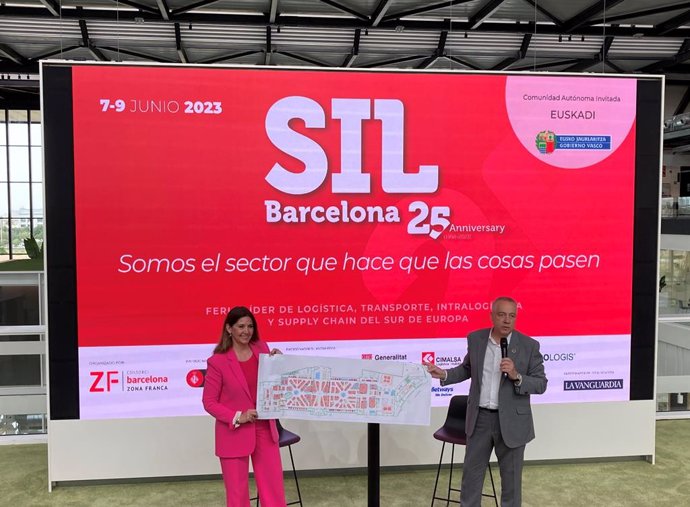 El delegat especial de l'Estat en el Consorci de la Zona Franca de Barcelona (CZFB), Pere Navarro, i la directora general, Blanca Sorigué, amb el plnol del SIL 2023.