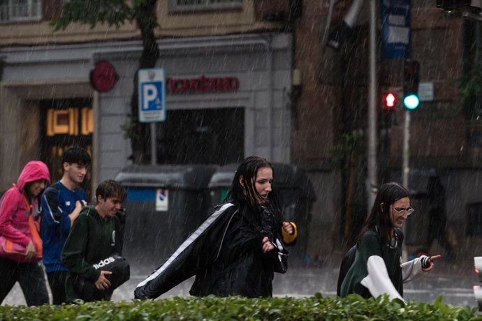 Varias personas caminan bajo la lluvia, a 29 de mayo de 2023, en Madrid (España). 