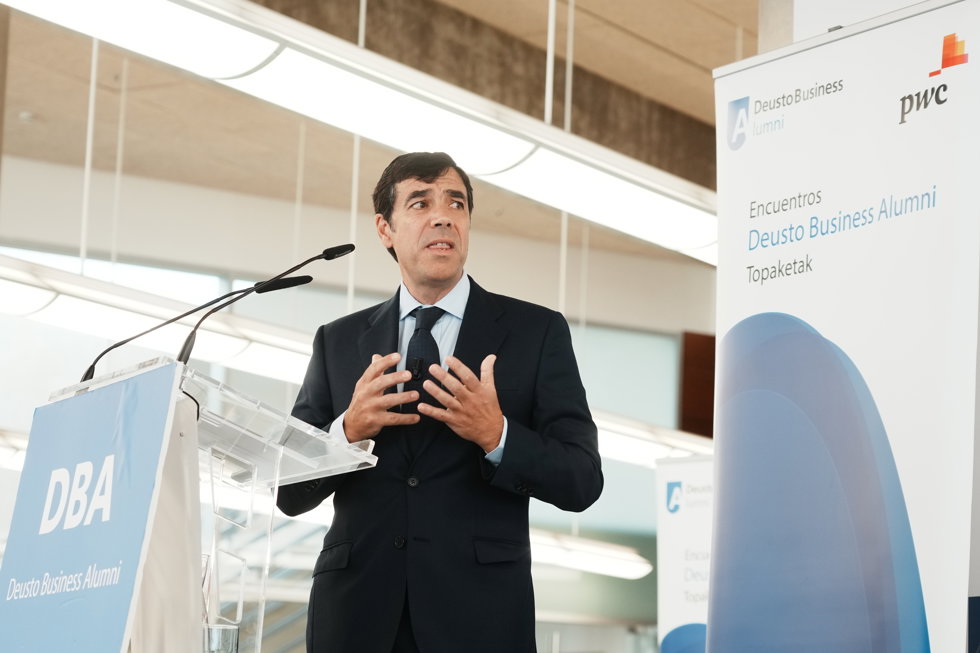 El presidente de Kutxabank, Antón Arriola, interviene durante el encuentro Deusto Business Alumni, en la CRAI Biblioteca de Deusto, a 5 de junio de 2023, en Bilbao, Vizcaya, Euskadi (España).